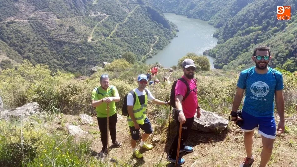 Foto 9 - Cerca de 300 senderistas se adentran en el coraz&oacute;n de Las Arribes  