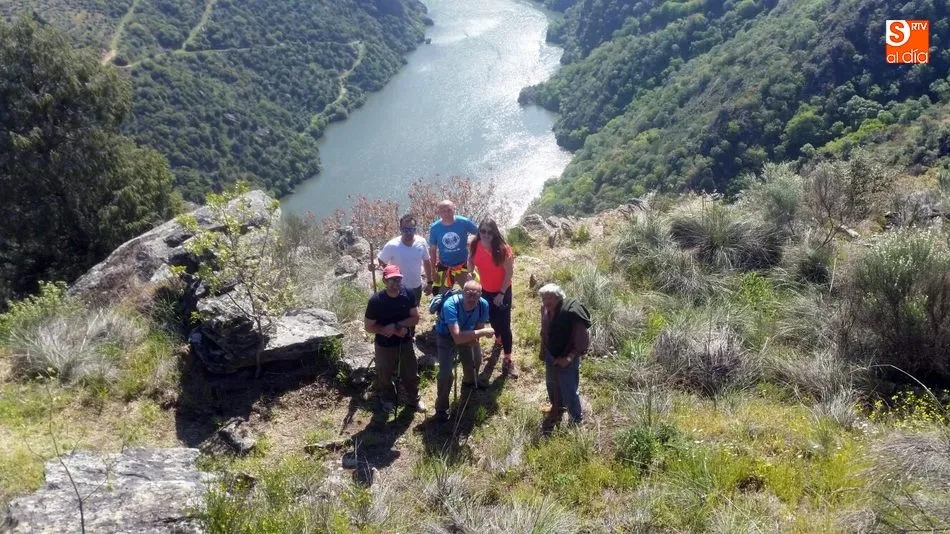 Foto 7 - Cerca de 300 senderistas se adentran en el coraz&oacute;n de Las Arribes  