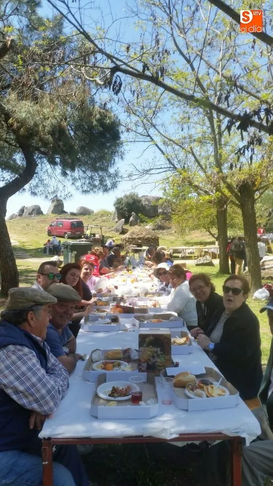 Foto 2 - Cerca de 300 senderistas se adentran en el coraz&oacute;n de Las Arribes  