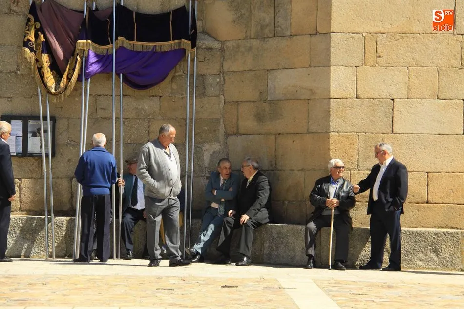 Foto 11 - Cofrades, vecinos y peregrinos dan muestra de su fe a Jes&uacute;s Nazareno