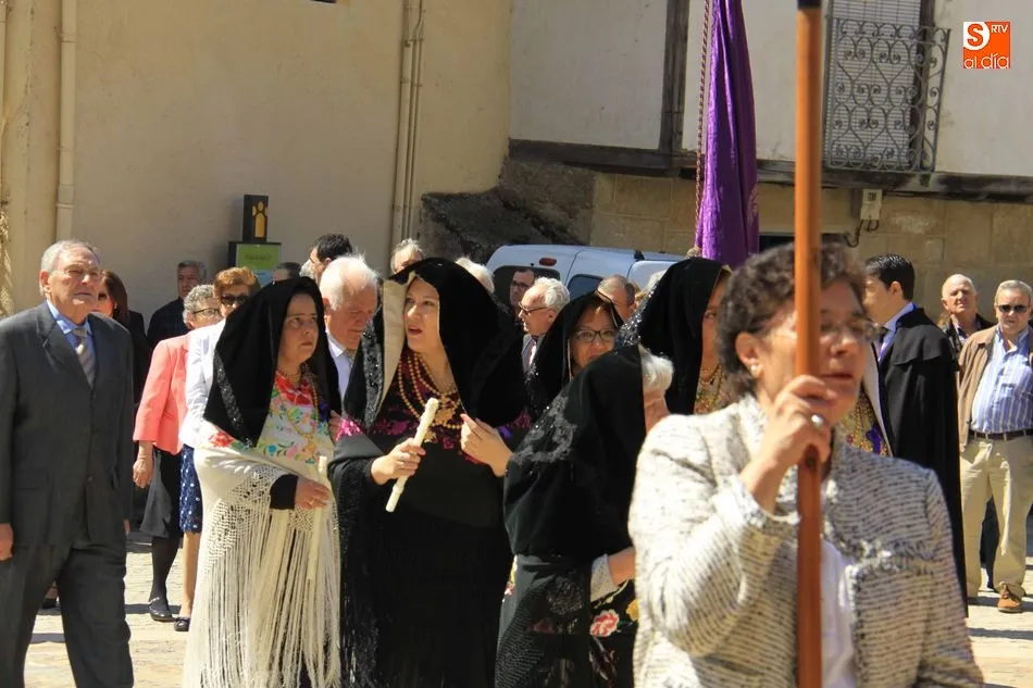 Foto 8 - Cofrades, vecinos y peregrinos dan muestra de su fe a Jes&uacute;s Nazareno