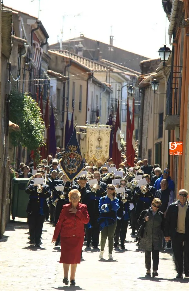 Foto 10 - Cofrades, vecinos y peregrinos dan muestra de su fe a Jes&uacute;s Nazareno