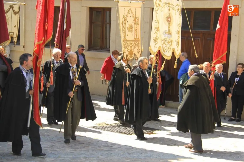 Foto 9 - Cofrades, vecinos y peregrinos dan muestra de su fe a Jes&uacute;s Nazareno