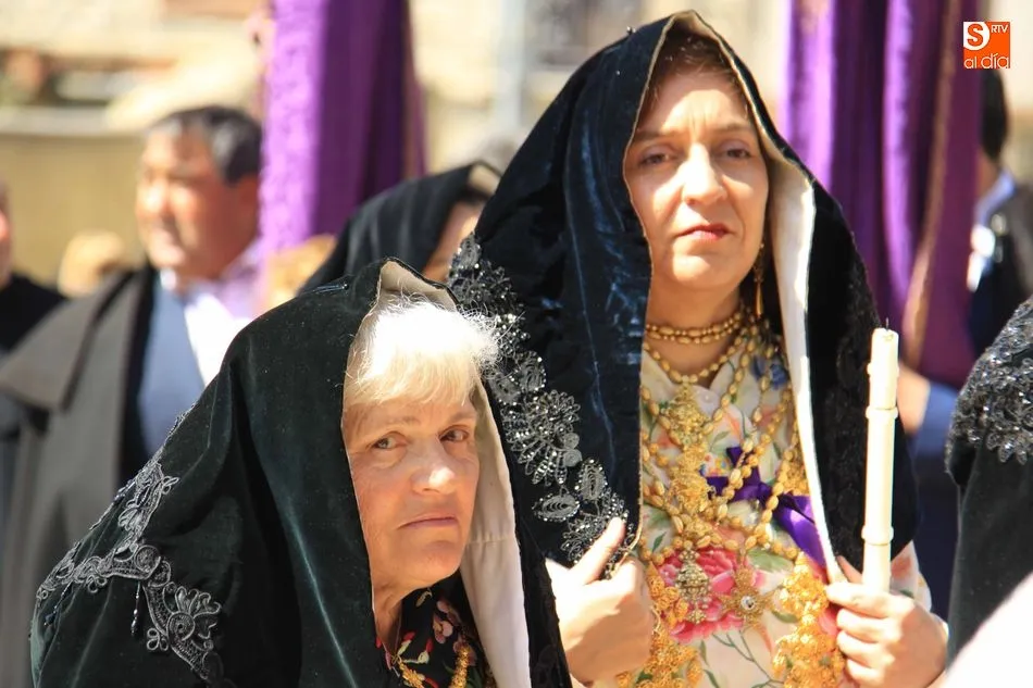 Foto 6 - Cofrades, vecinos y peregrinos dan muestra de su fe a Jes&uacute;s Nazareno