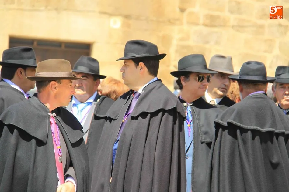 Foto 2 - Cofrades, vecinos y peregrinos dan muestra de su fe a Jes&uacute;s Nazareno