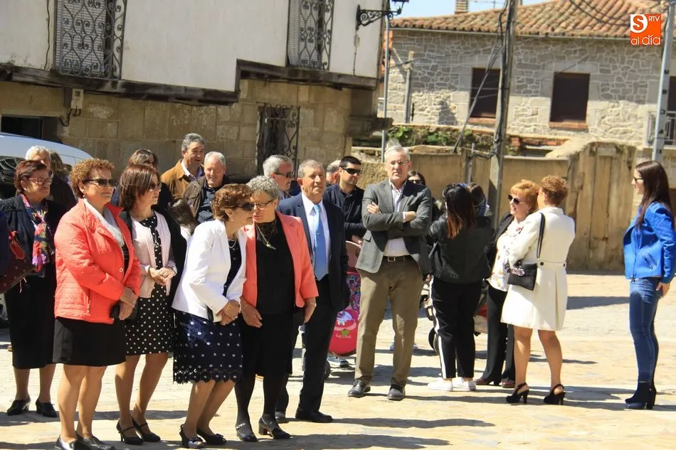 Foto 4 - Cofrades, vecinos y peregrinos dan muestra de su fe a Jes&uacute;s Nazareno