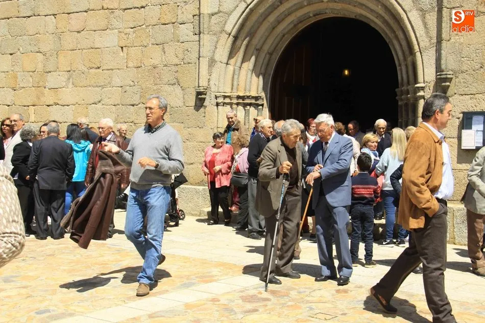 Foto 3 - Cofrades, vecinos y peregrinos dan muestra de su fe a Jes&uacute;s Nazareno