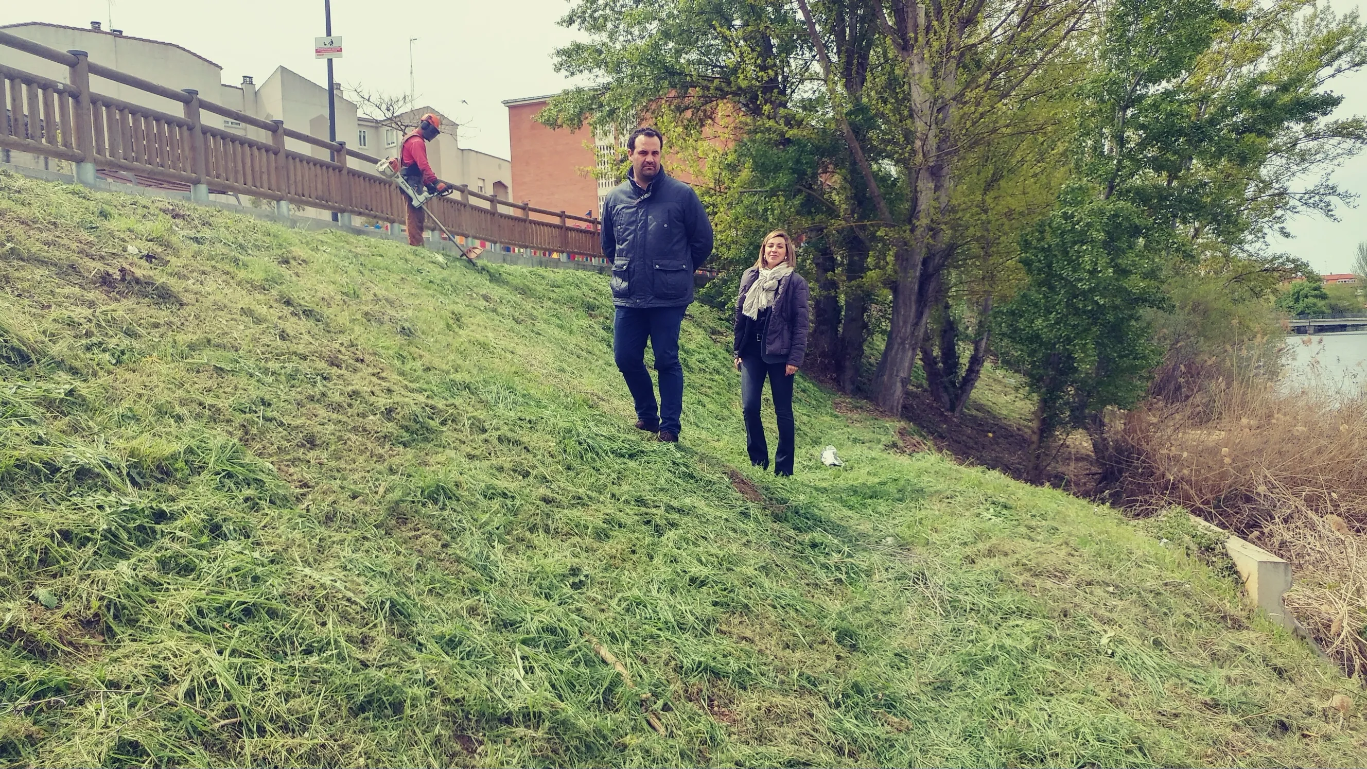 Miembros del Ayuntamiento de Santa Marta en plena limpieza del río Tormes.