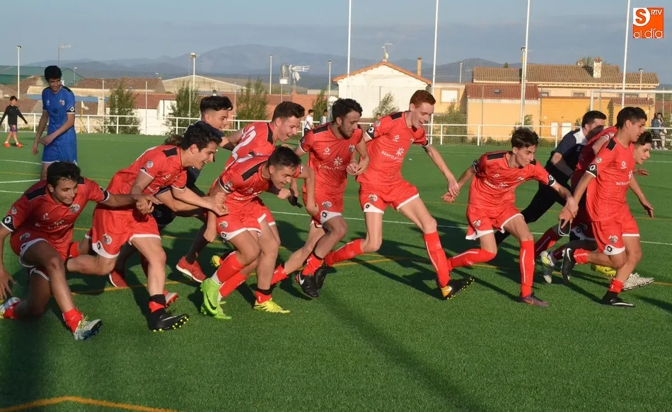 Los jugadores del Salmantino celebrando el ascenso a Regional | Fotos @kisanghani