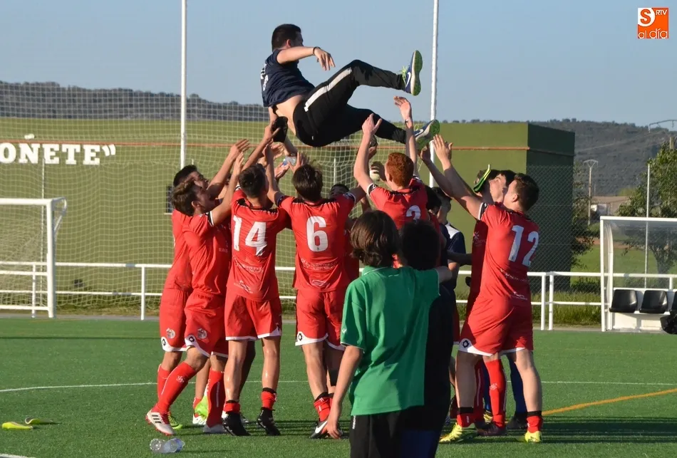 Foto 11 - El Juvenil del Salmantino UDS se corona campe&oacute;n en Mir&oacute;briga y asciende a Regional  