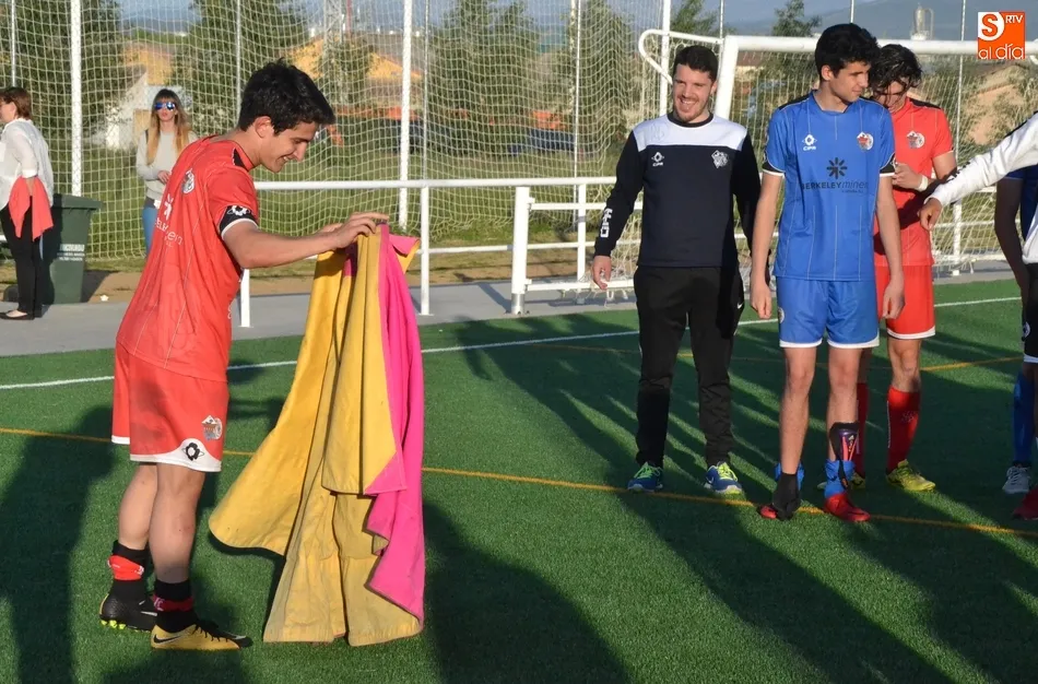 Foto 7 - El Juvenil del Salmantino UDS se corona campe&oacute;n en Mir&oacute;briga y asciende a Regional  