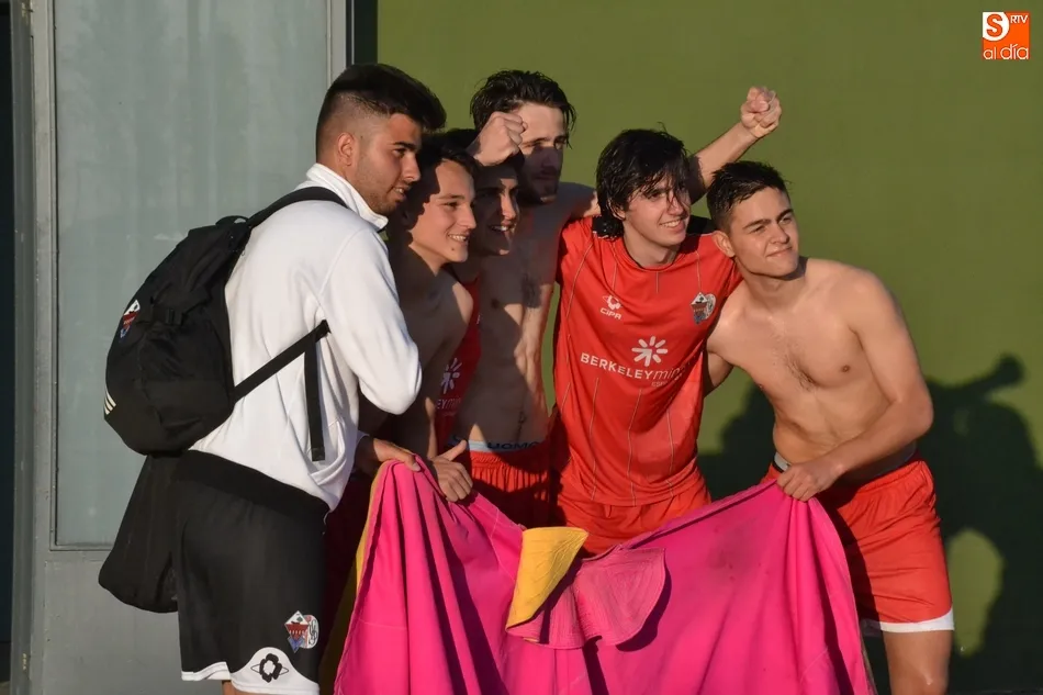 Foto 2 - El Juvenil del Salmantino UDS se corona campe&oacute;n en Mir&oacute;briga y asciende a Regional  