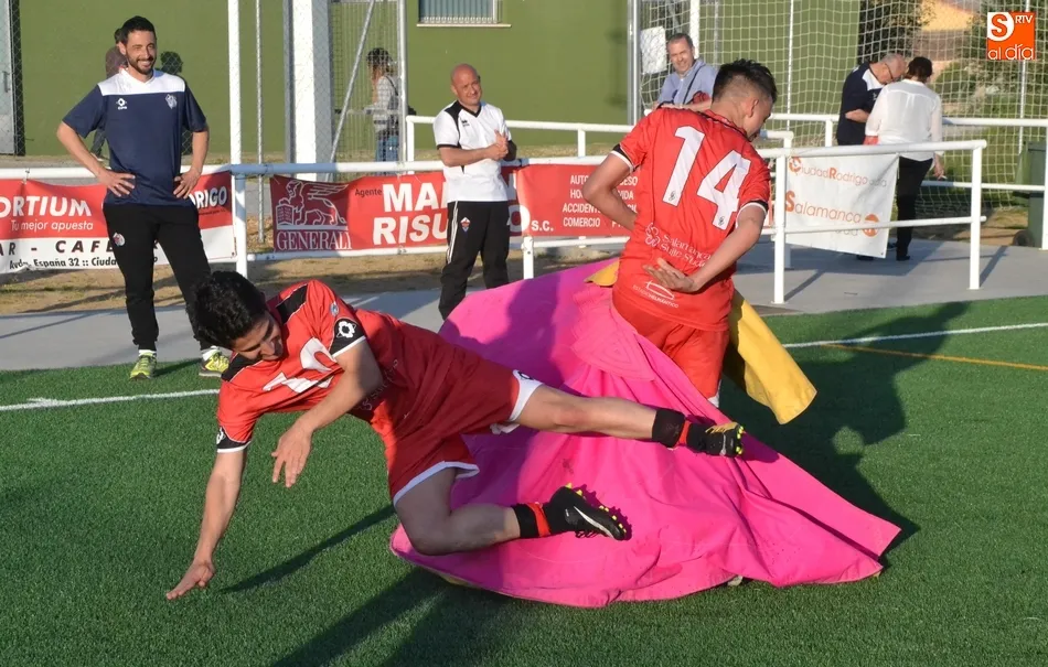 Foto 4 - El Juvenil del Salmantino UDS se corona campe&oacute;n en Mir&oacute;briga y asciende a Regional  