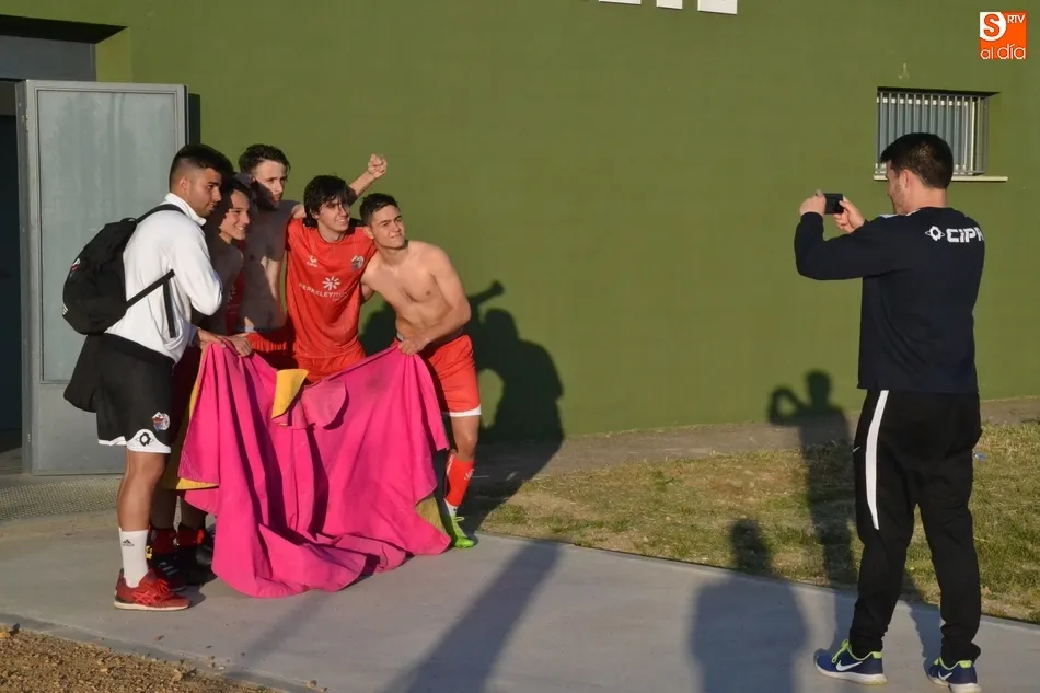 Foto 3 - El Juvenil del Salmantino UDS se corona campe&oacute;n en Mir&oacute;briga y asciende a Regional  