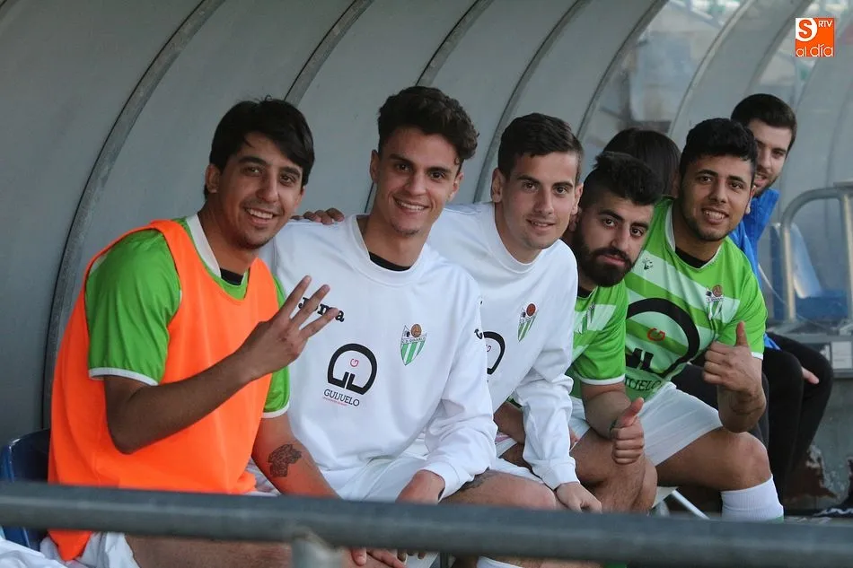 Foto 11 - El Guijuelo B vence con solidez al CDF Helm&aacute;ntico