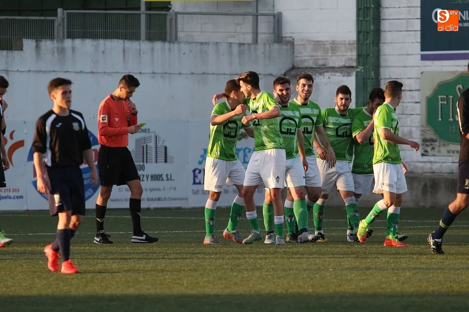 Foto 10 - El Guijuelo B vence con solidez al CDF Helm&aacute;ntico