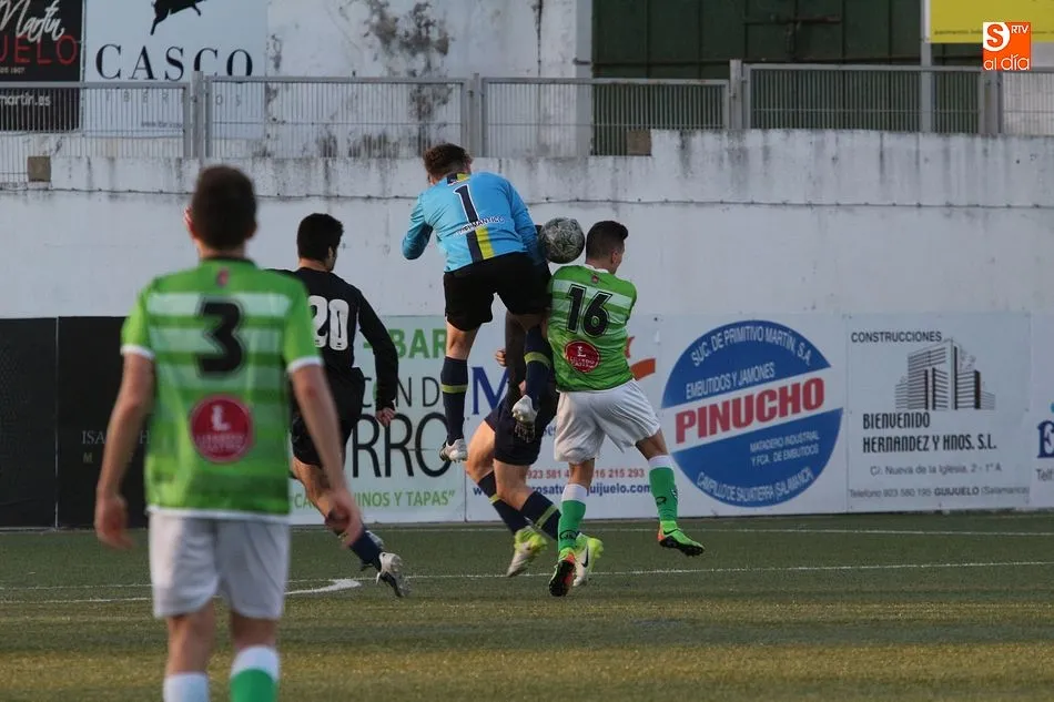 Foto 9 - El Guijuelo B vence con solidez al CDF Helm&aacute;ntico