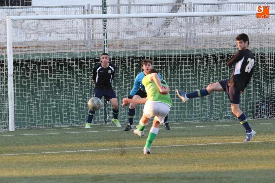 Foto 8 - El Guijuelo B vence con solidez al CDF Helm&aacute;ntico