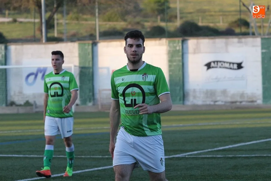 Foto 7 - El Guijuelo B vence con solidez al CDF Helm&aacute;ntico