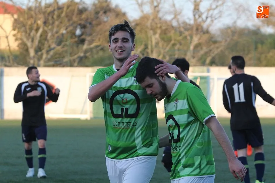 Foto 6 - El Guijuelo B vence con solidez al CDF Helm&aacute;ntico