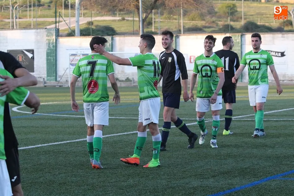Foto 5 - El Guijuelo B vence con solidez al CDF Helm&aacute;ntico