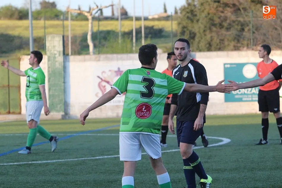 Foto 4 - El Guijuelo B vence con solidez al CDF Helm&aacute;ntico