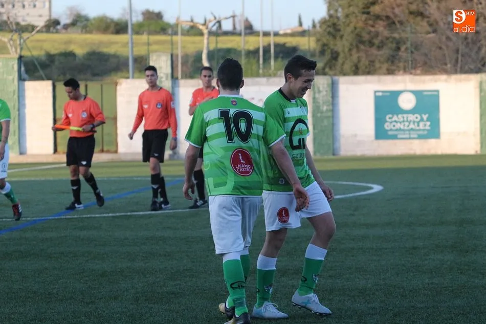 Foto 3 - El Guijuelo B vence con solidez al CDF Helm&aacute;ntico