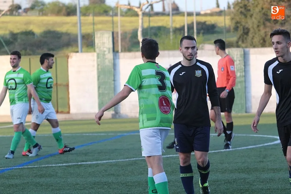 Foto 2 - El Guijuelo B vence con solidez al CDF Helm&aacute;ntico