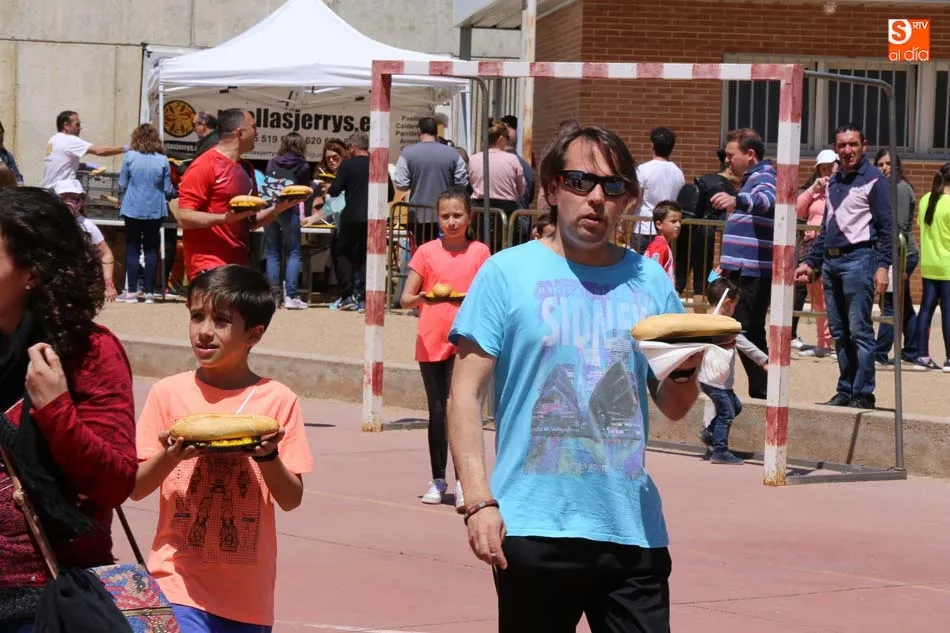 Foto 4 - Una buena raci&oacute;n de paella para celebrar las fiestas del Colegio Trinitarios