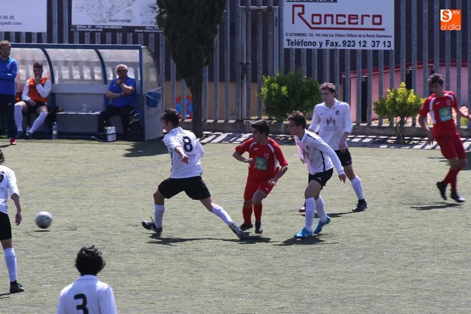Foto 2 - El Navega dice adi&oacute;s a la Liga Nacional Juvenil tras caer en casa con el Burgos (0-2)