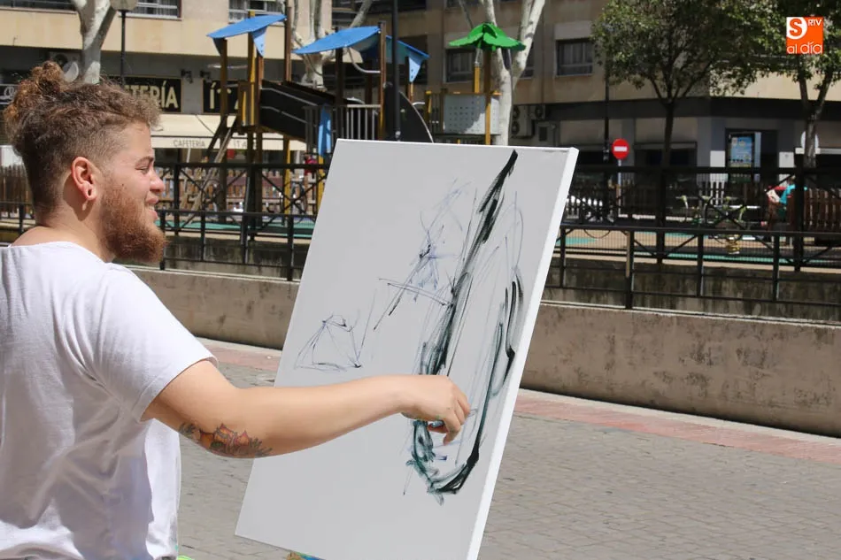 Foto 3 - El barrio del Oeste inspira a los participantes del concurso de pintura r&aacute;pida