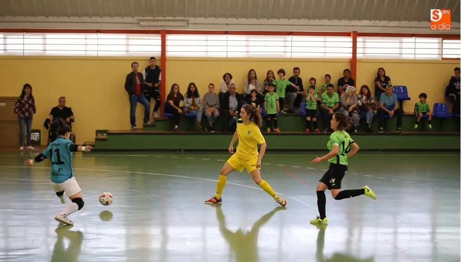 Una acción del derbi entre el Inter Sala y el San Roque. Fotos: Alberto Martín