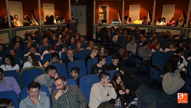 Foto 2 - Alex Clavero llena de p&uacute;blico y carcajadas el Teatro Calder&oacute;n