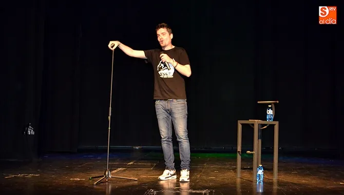 Alex Clavero colgaba el cartel de completo en un entregado Teatro Calderón