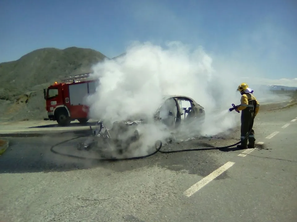 Foto 5 - Los bomberos de Alba de Tormes sofocan las llamas de un turismo en la carretera de Piedrahita