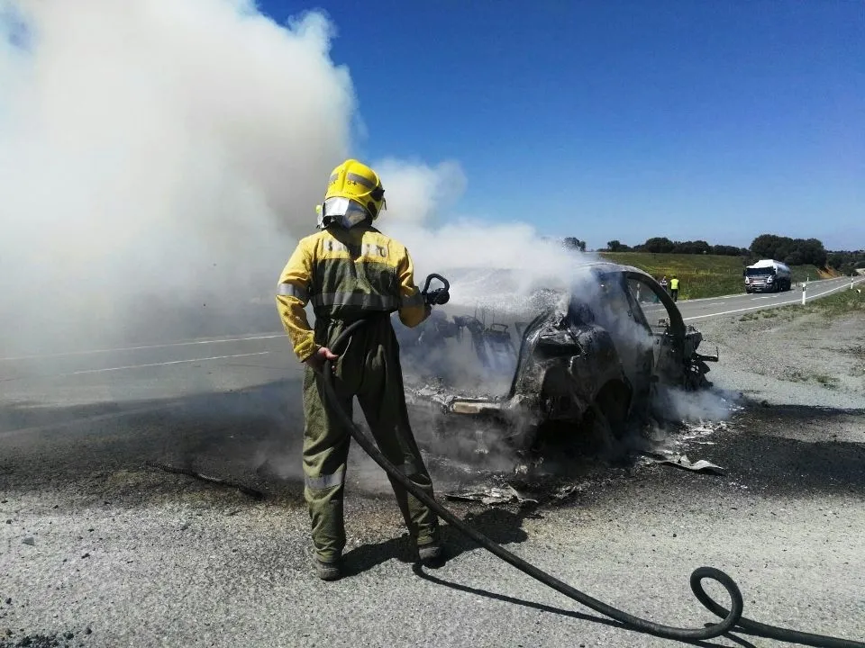 Foto 4 - Los bomberos de Alba de Tormes sofocan las llamas de un turismo en la carretera de Piedrahita