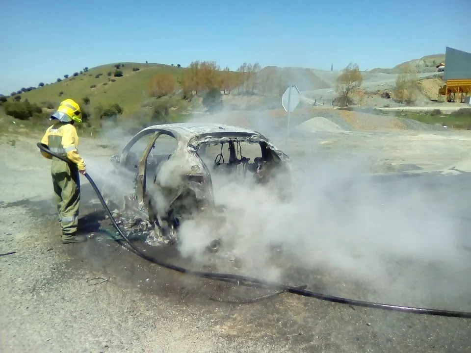 Foto 3 - Los bomberos de Alba de Tormes sofocan las llamas de un turismo en la carretera de Piedrahita