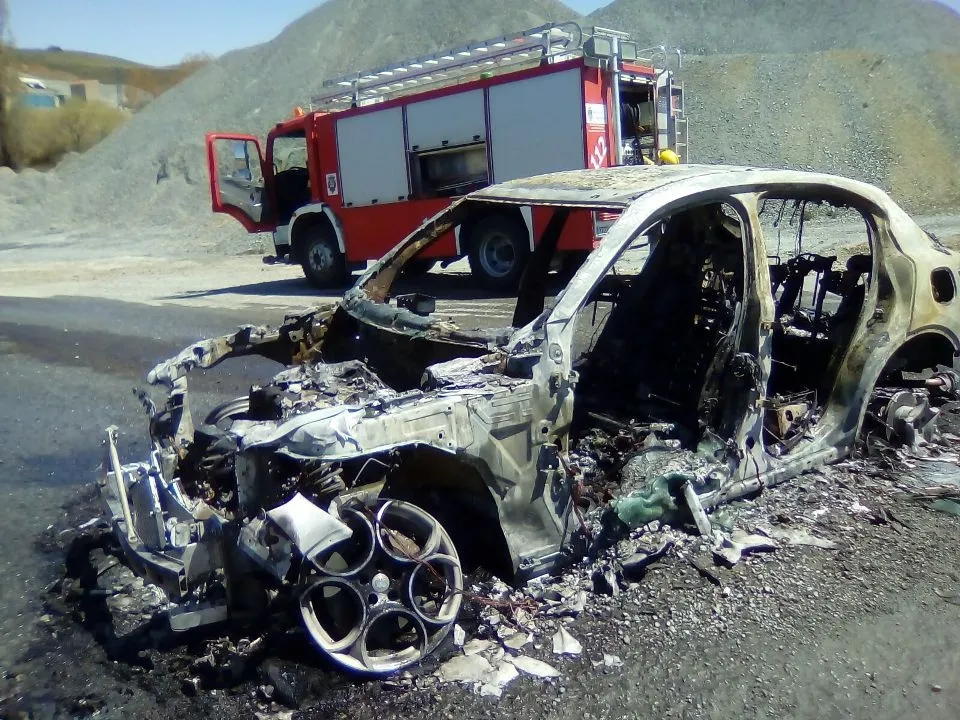 Foto 2 - Los bomberos de Alba de Tormes sofocan las llamas de un turismo en la carretera de Piedrahita