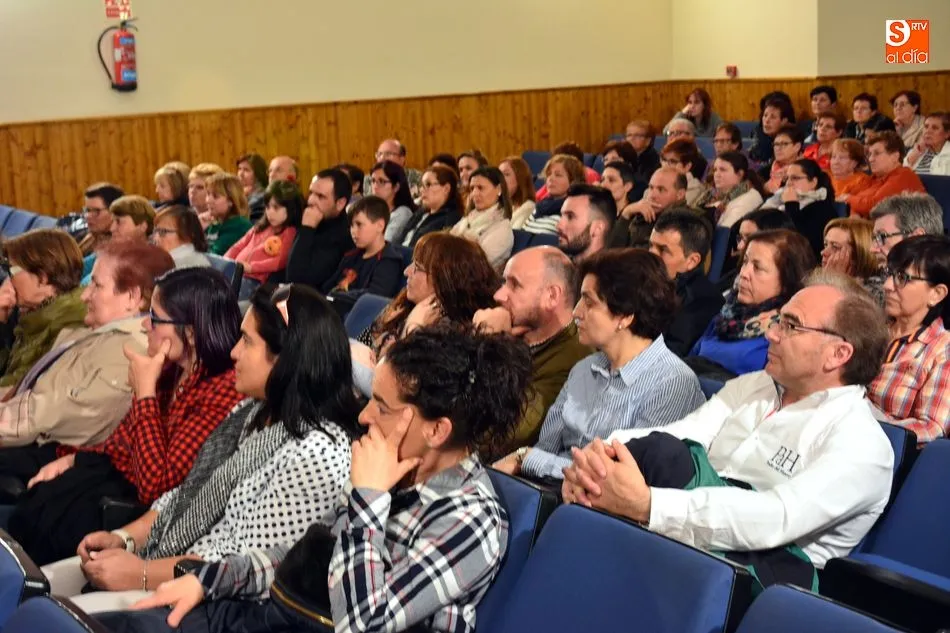 Foto 7 - Paraskenia abre el II Certamen de Teatro Villa de Lumbrales con una magistral interpretaci&oacute;n&nbsp;