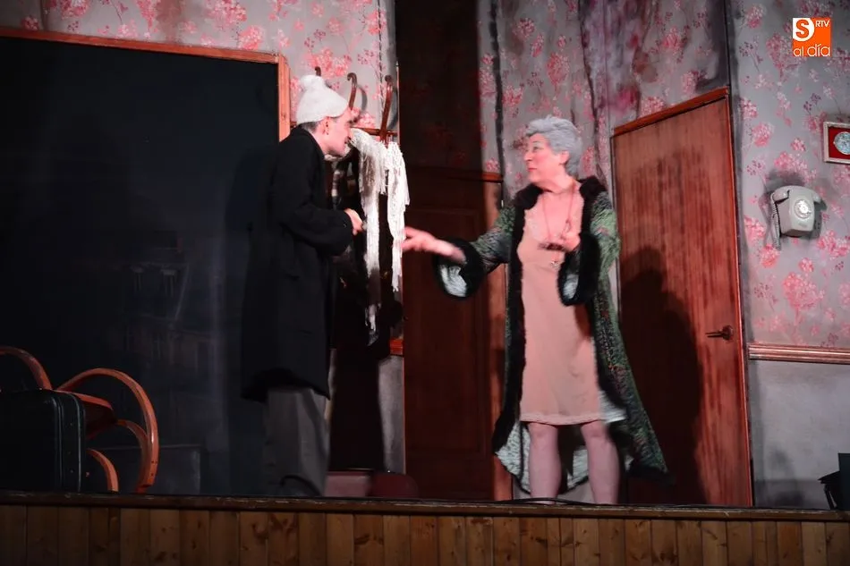 Foto 6 - Paraskenia abre el II Certamen de Teatro Villa de Lumbrales con una magistral interpretaci&oacute;n&nbsp;
