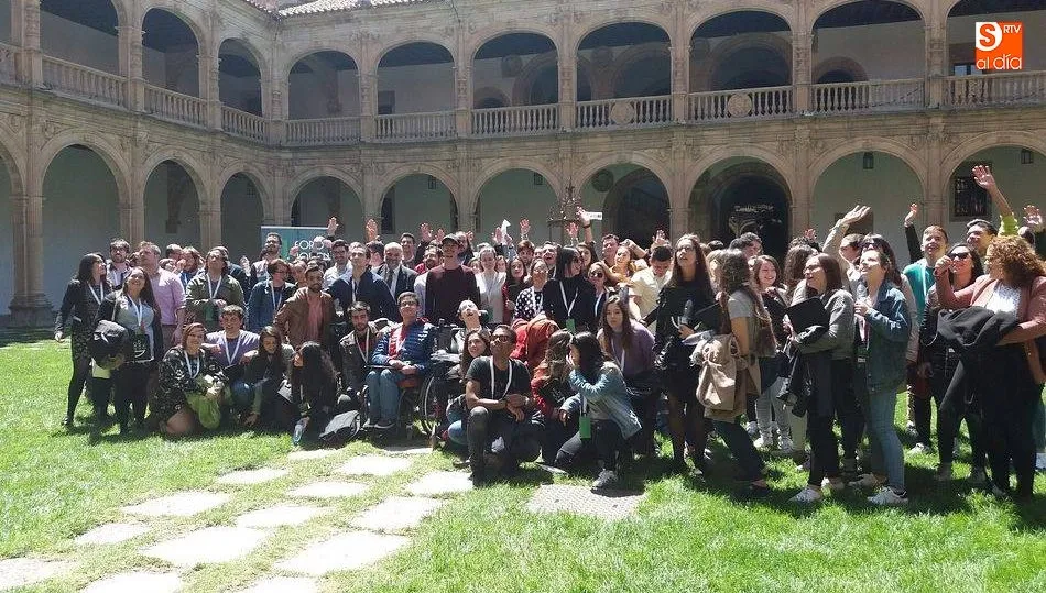 Foto de los participantes en el claustro del Colegio Arzobispo Fonseca / RMG
