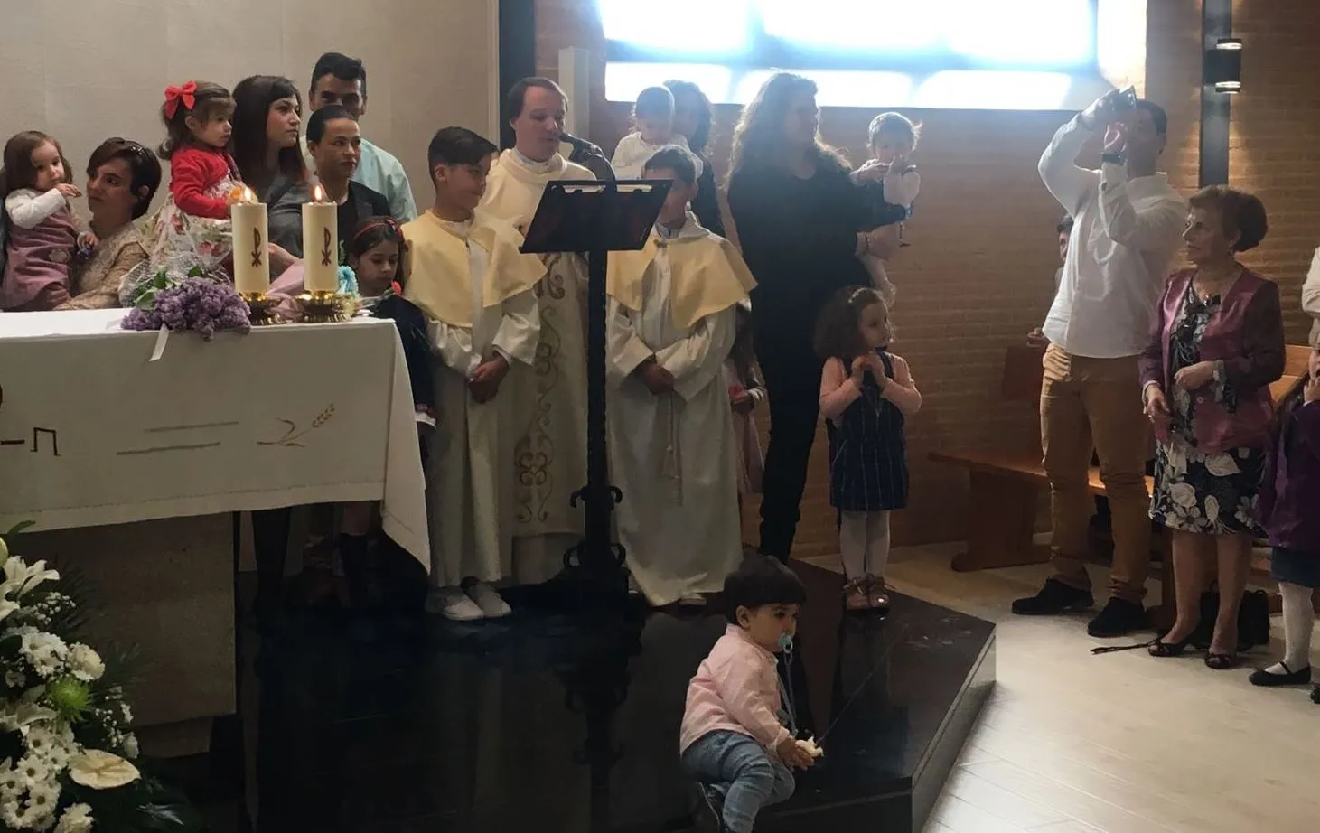 Foto 2 - La Parroquia de El Salvador re&uacute;ne a los beb&eacute;s bautizados en 2017  