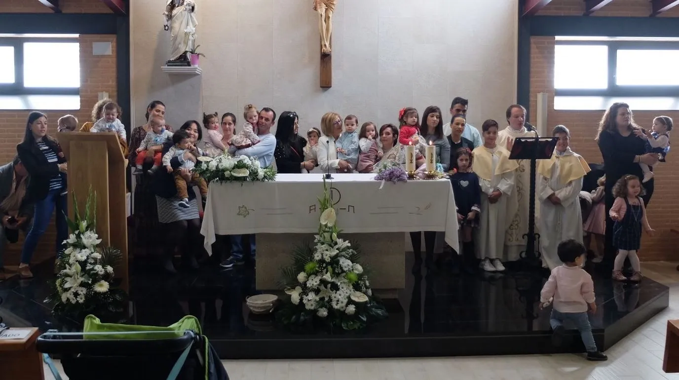 La Parroquia de El Salvador reúne a los bebés bautizados en 2017  