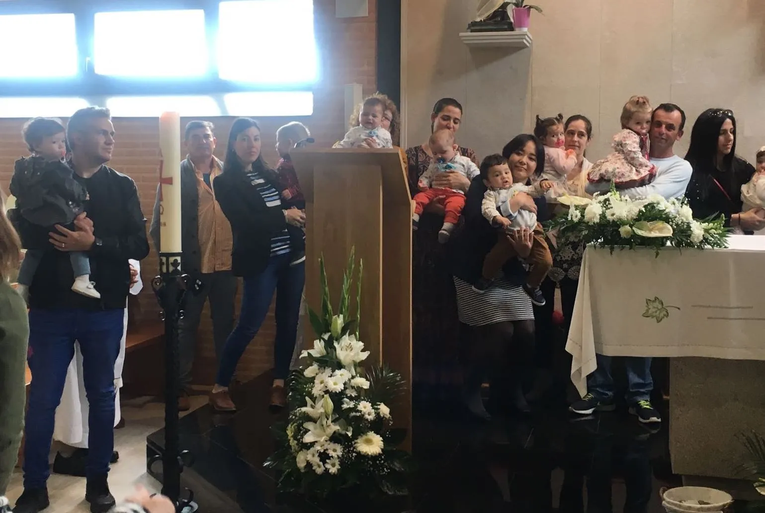 Foto 5 - La Parroquia de El Salvador re&uacute;ne a los beb&eacute;s bautizados en 2017  