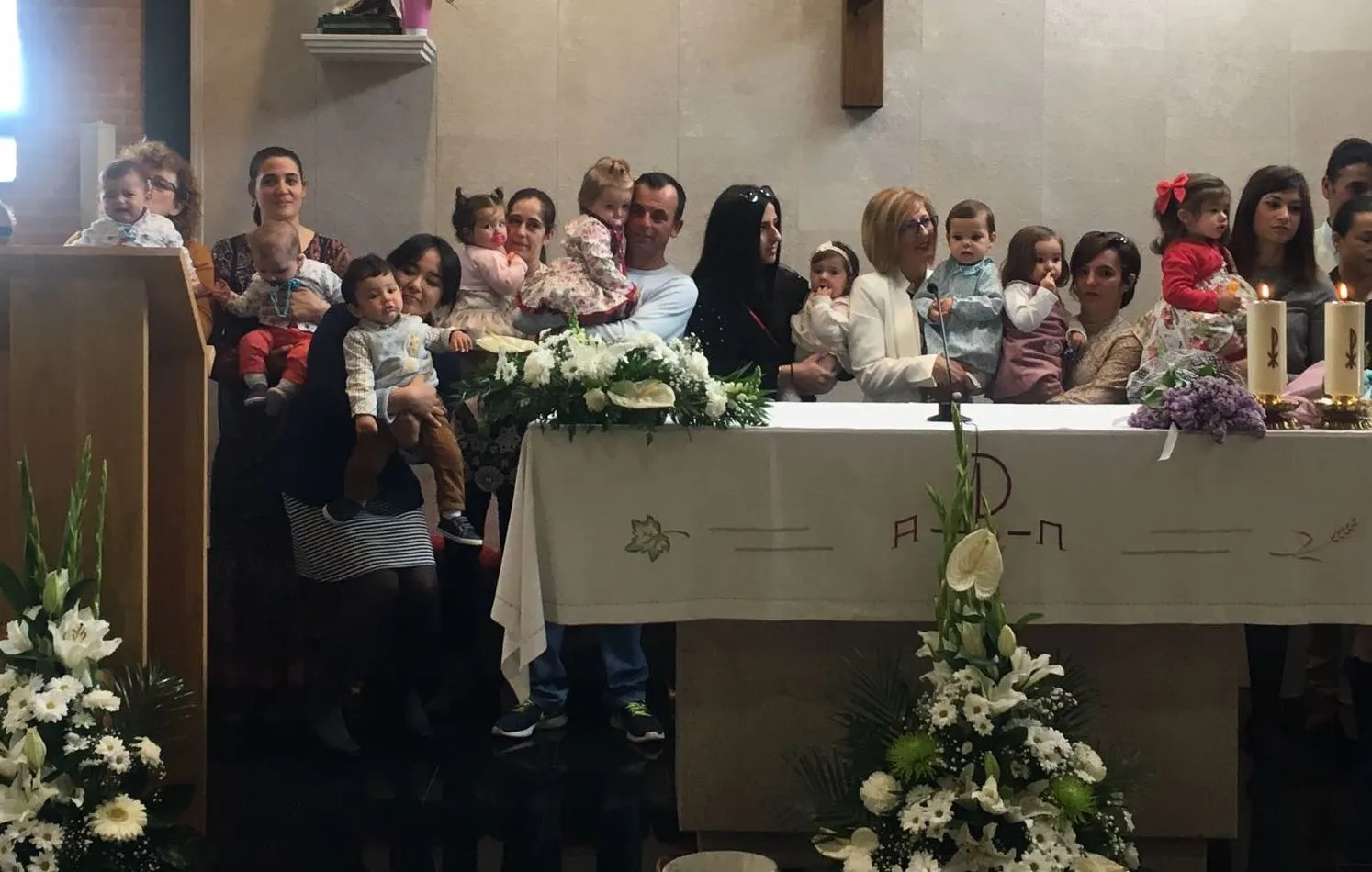Foto 4 - La Parroquia de El Salvador re&uacute;ne a los beb&eacute;s bautizados en 2017  