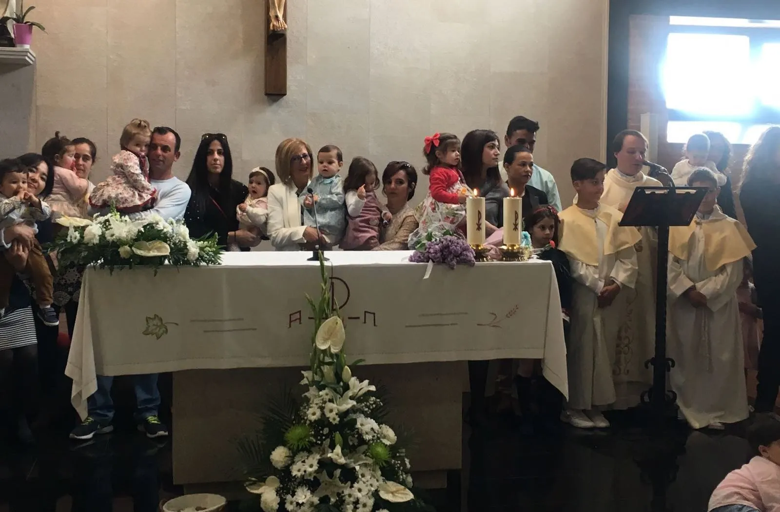 Foto 3 - La Parroquia de El Salvador re&uacute;ne a los beb&eacute;s bautizados en 2017  