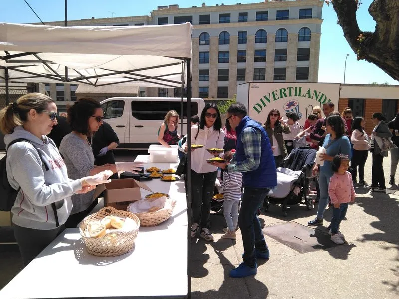 Foto 10 - 200 personas se unen a la fiesta del D&iacute;a de la Familia en Teresianas  