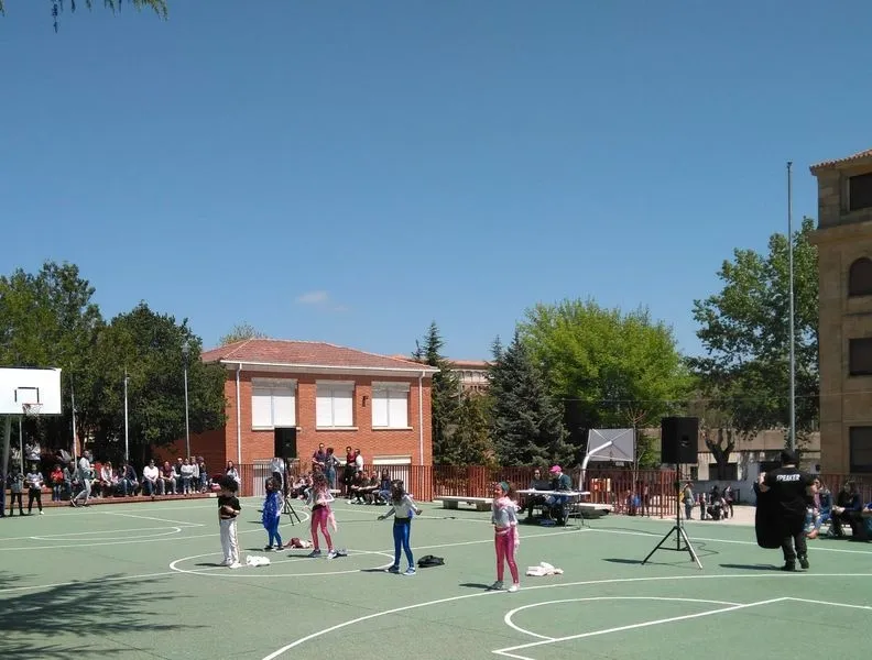 Foto 3 - 200 personas se unen a la fiesta del D&iacute;a de la Familia en Teresianas  