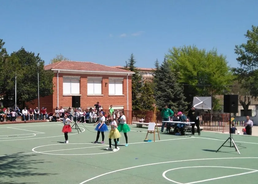 Foto 2 - 200 personas se unen a la fiesta del D&iacute;a de la Familia en Teresianas  