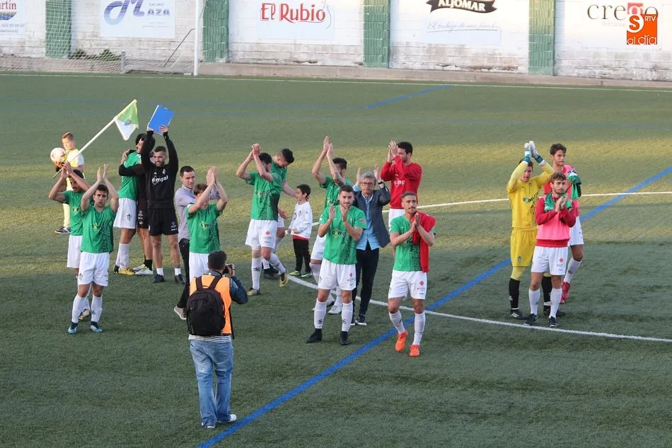 Los jugadores y el entrenador, Jordi Fabregat, aplauden al público por su apoyo tras conseguir la salvación en el Municipal de Guijuelo